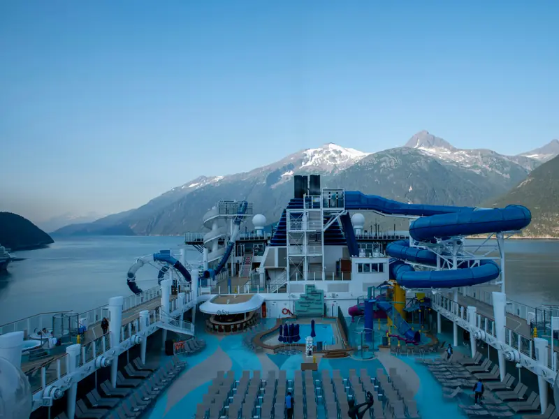 Navire de croisière moderne avec piscines et activités sur le pont